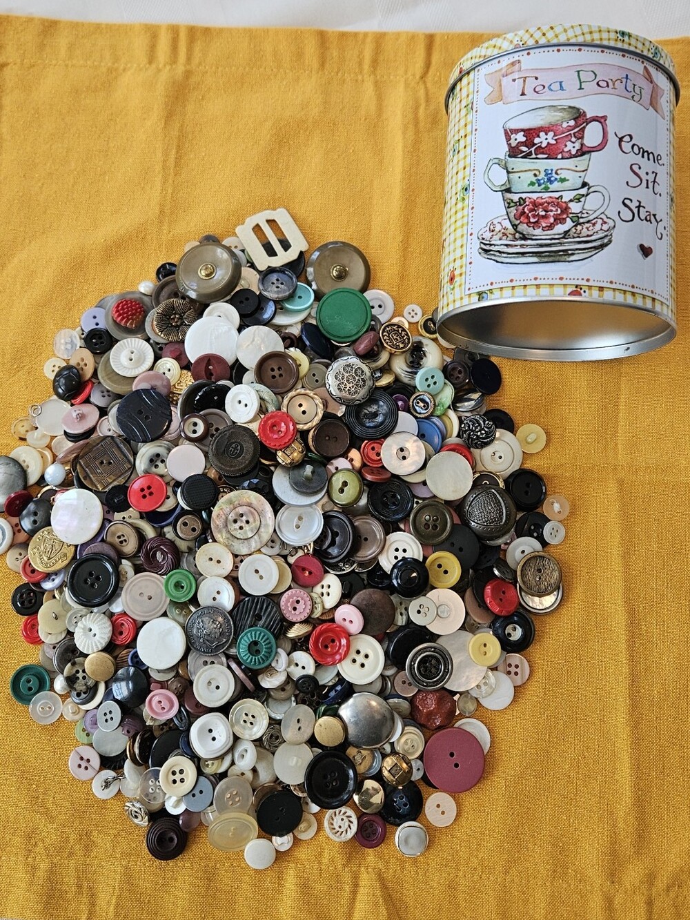Buttons In Susan Branch Tin - Picture 5 of 6